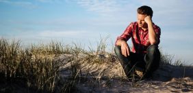 Man heeft twijfel op het strand