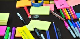 Sticky notes en pennen liggen op een bureau