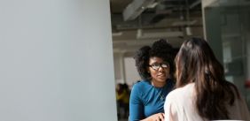 Twee vrouwen praten