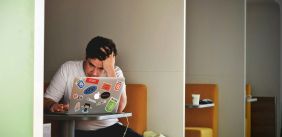 Jonge man aan het werk op de laptop