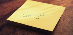 Sticky note met 'sorry' erop