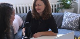 Vrouw wordt geïnterviewd