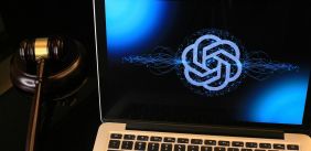 links een hamer en rechts een laptop met ChatGPT