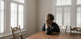 Foto Van Man Leunend Op Houten Tafel