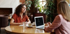 interview gesprek. Twee vrouwen in beeld