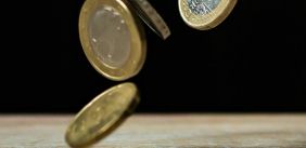 Een euro muntjes vallen naar beneden