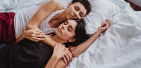 twee personen liggen op bed