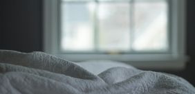 Bed met rommelige lakens