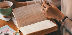 Vrouw schrijft in een dagboek