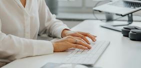 Vrouw typt op laptop