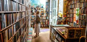 mevrouw zoekt boek in boekhandel