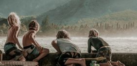 Kinderen kijken uit over water 