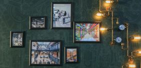 Verzameling hangt aan de muur