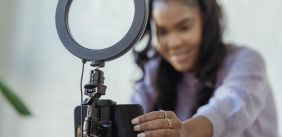 Jonge vrouw maakt social media video