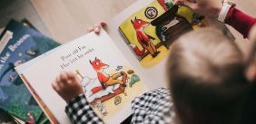 Kind leest prentenboek