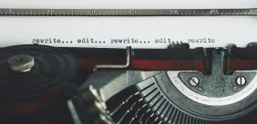 Een typemachine die typt, rewrite... edit... rewrite... edit... rewrite