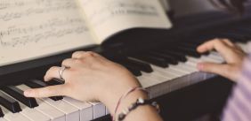 Een vrouw speelt piano