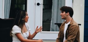 Man en vrouw in gesprek