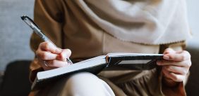 Een vrouw is aan het schrijven