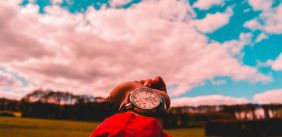 Iemand die zijn horloge uitsteekt