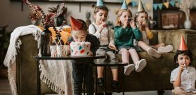 Kinderfeest verjaardag o zo leuk met een stuk taart