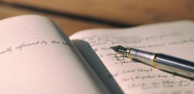 Schrijven in een notitieblokje