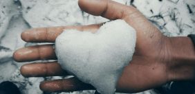 Bevroren hart o hartje van sneeuw