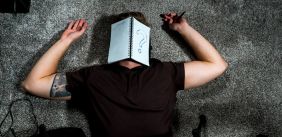 Man ligt op de grond in twijfel