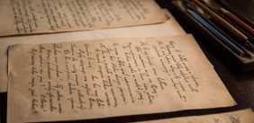 Ouderwets papier met geschreven tekst in cursief