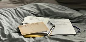 schrift en brieven op een grijze ondergrond