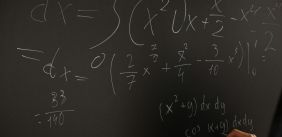 Krijtbord met wiskundige berekeningen