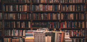 Boekenkast met een tafel voor, opnieuw gevuld met boeken