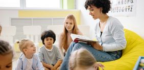 Vrouw leest kinderen voor uit boek