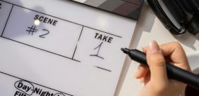 Filmklapper waar op geschreven wordt