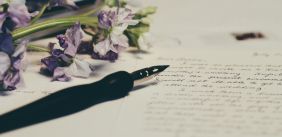 een notitieboekje volgeschreven met een bloem erbovenop