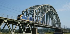 Trein rijdt over een brug heen