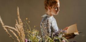 Vrouw met regency era jurk en een boek