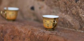 Lege kopjes op een stenen muur