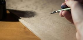 Persoon schrijft op papier