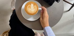 Koffie met een camera op tafel