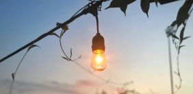 Lampje tegen de achtergrond van een zomernacht