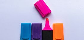 Markeerstiften in blauw, paars, roze en oranje 