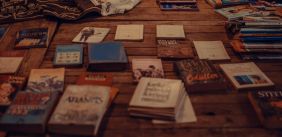 Boeken op een houten tafel