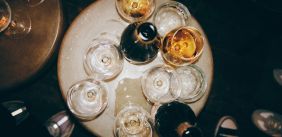 Glazen gevuld met drank vanaf boven