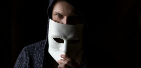 Man met een masker half voor zijn gezicht