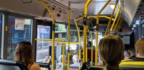 Binnen in de bus reizen mensen mee