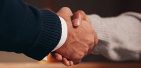 Twee mensen schudden de hand