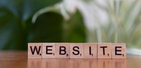 Letters vormen het woord website