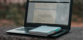 Laptop met een script open