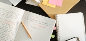 Notitieboekjes en schrijfwaar op bureau